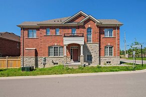 Modern House Steps From Dining, Shopping & Lakes