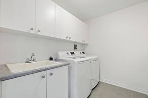 Modern House Steps From Dining, Shopping & Lakes