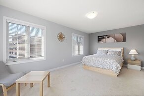 Modern House Steps From Dining, Shopping & Lakes