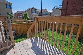 Modern House Steps From Dining, Shopping & Lakes