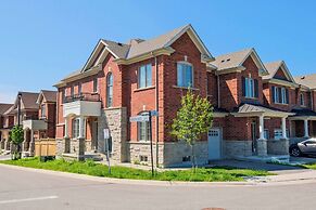 Modern House Steps From Dining, Shopping & Lakes