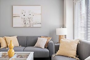 Modern House Steps From Dining, Shopping & Lakes
