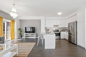 Modern House Steps From Dining, Shopping & Lakes