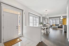 Modern House Steps From Dining, Shopping & Lakes
