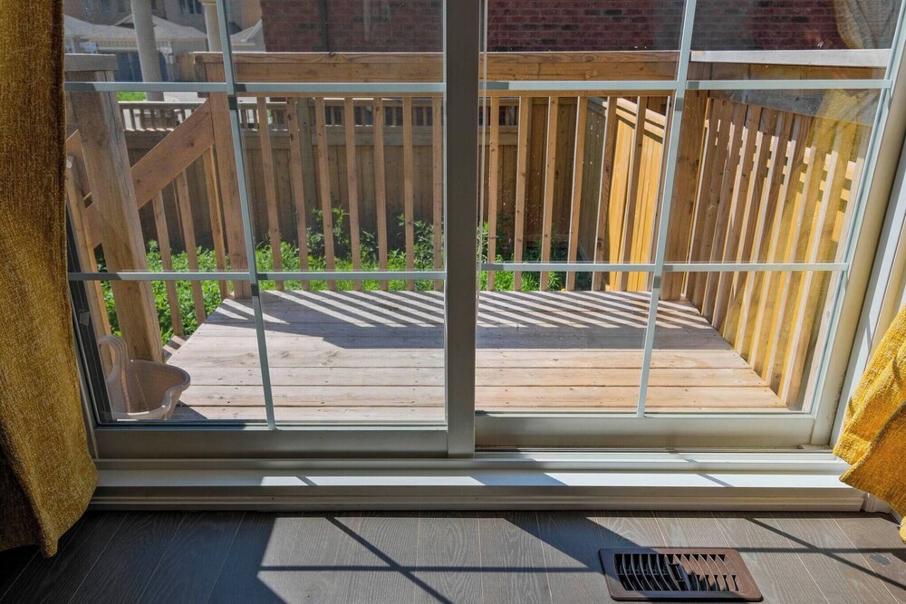 Modern House Steps From Dining, Shopping & Lakes