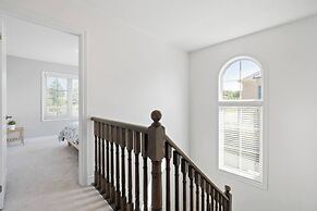 Modern House Steps From Dining, Shopping & Lakes