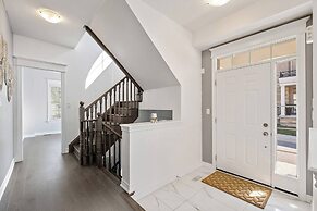 Modern House Steps From Dining, Shopping & Lakes