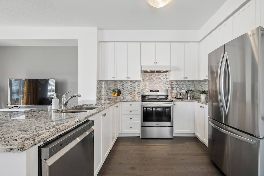 Modern House Steps From Dining, Shopping & Lakes