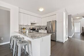 Modern House Steps From Dining, Shopping & Lakes