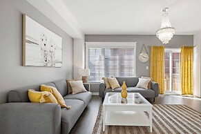 Modern House Steps From Dining, Shopping & Lakes