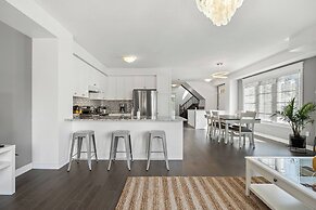 Modern House Steps From Dining, Shopping & Lakes