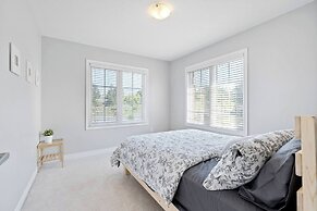 Modern House Steps From Dining, Shopping & Lakes