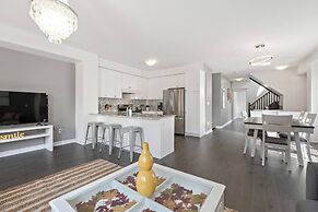 Modern House Steps From Dining, Shopping & Lakes
