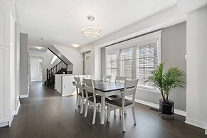 Modern House Steps From Dining, Shopping & Lakes