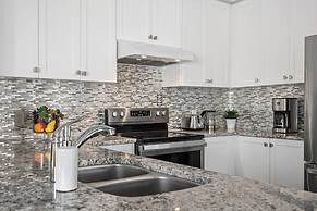 Modern House Steps From Dining, Shopping & Lakes