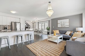 Modern House Steps From Dining, Shopping & Lakes