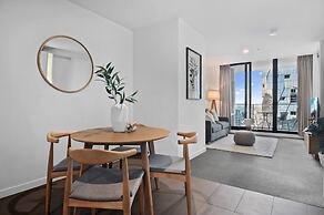 2-bed High-rise Apartment With Pool & Gym