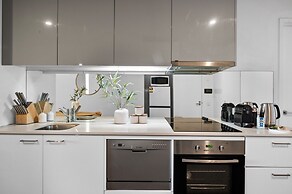 2-bed High-rise Apartment With Pool & Gym