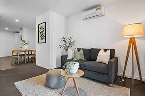 2-bed High-rise Apartment With Pool & Gym