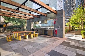 2-bed High-rise Apartment With Pool & Gym