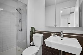 2-bed High-rise Apartment With Pool & Gym