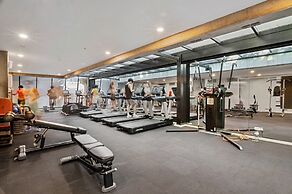 2-bed High-rise Apartment With Pool & Gym