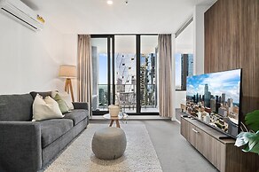 2-bed High-rise Apartment With Pool & Gym