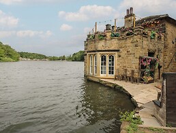 Lake Side Cottage