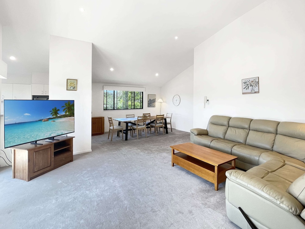 Beachside 3-bed Apartment With Garage Parking