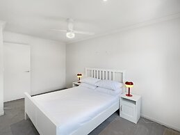 Beachside 3-bed Apartment With Garage Parking