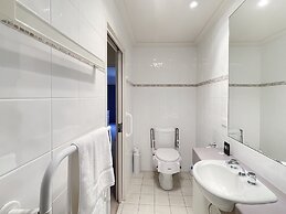 Beachside 3-bed Apartment With Garage Parking