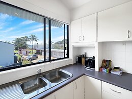 Beachside 3-bed Apartment With Garage Parking
