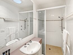Beachside 3-bed Apartment With Garage Parking