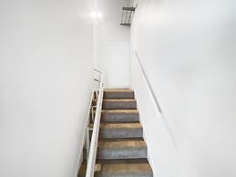 Beachside 3-bed Apartment With Garage Parking