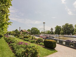 3 Leycester Court