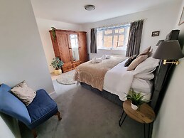 3 Leycester Court