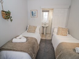 3 Leycester Court