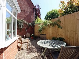 3 Leycester Court