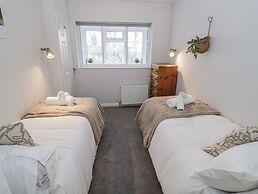 3 Leycester Court