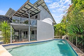 Family-sized Retreat With Private Garage