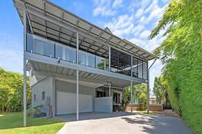 Family-sized Retreat With Private Garage