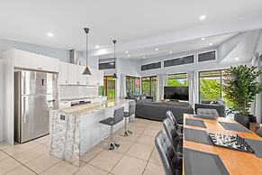 Family-sized Retreat With Private Garage