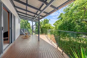 Family-sized Retreat With Private Garage