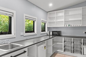 Family-sized Retreat With Private Garage