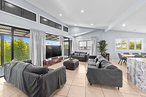 Family-sized Retreat With Private Garage