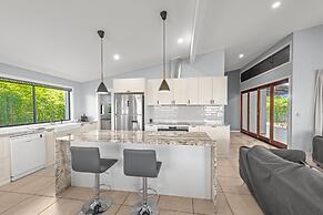 Family-sized Retreat With Private Garage