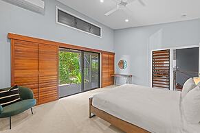 Family-sized Retreat With Private Garage