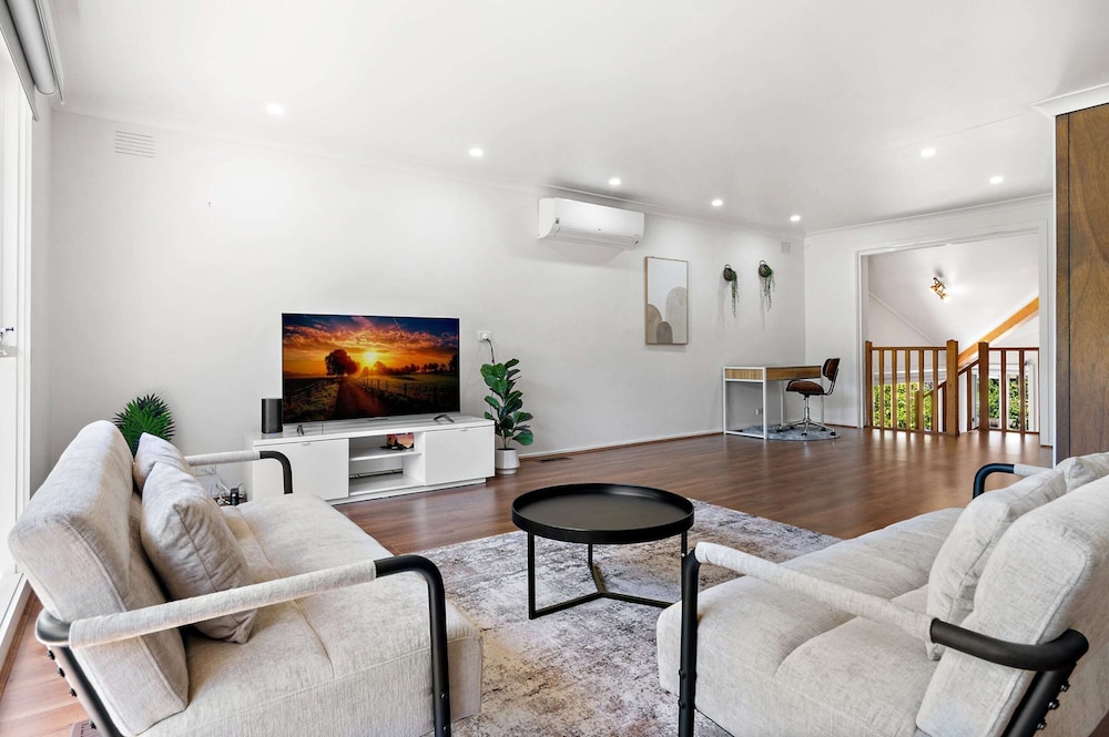 Spacious 4-bed House With Garden in Doncaster