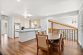 Spacious 4-bed House With Garden in Doncaster