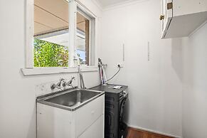 Spacious 4-bed House With Garden in Doncaster